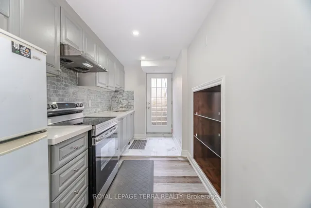 Additional image 36 of 15 Versailles Cres