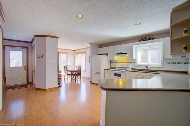 Additional image 7 of 868 Fairway Cres