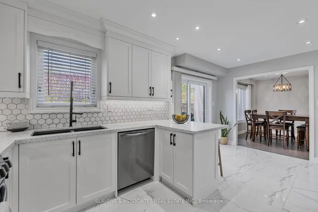 Additional image 14 of 30 Charleswood Circ