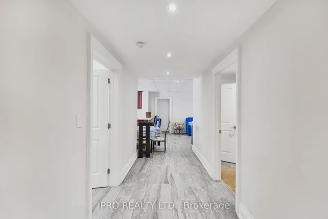 Additional image 36 of 55 Yorkdale Cres