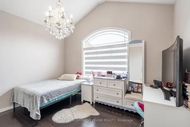 Additional image 21 of 36 Showcase Dr