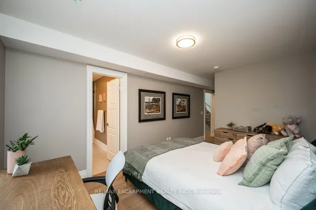 Additional image 20 of 820 Cosburn Ave