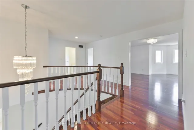 Additional image 20 of 2216 Dunvegan Ave