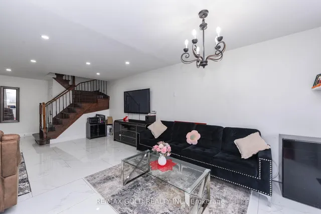 Additional image 15 of 17 Penguin Lane