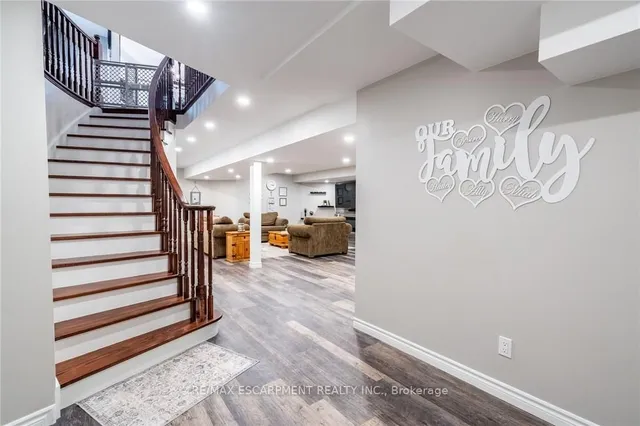 Additional image 34 of 40 COMMANDO Crt