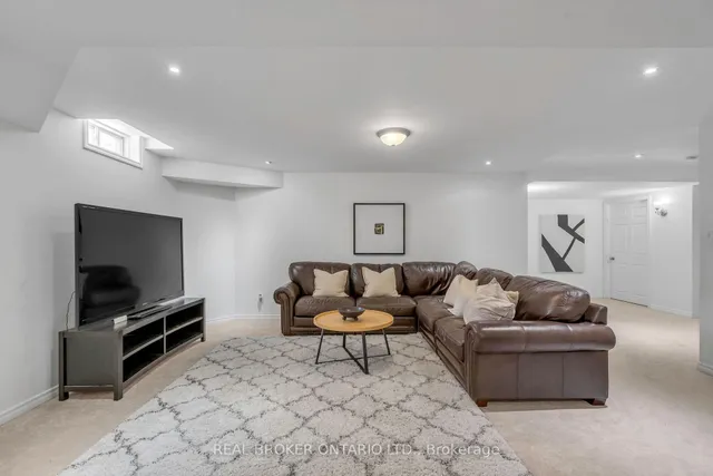 Additional image 44 of 1036 Hemstreet Cres