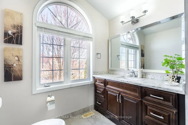 Additional image 34 of 62 Dunvegan Cres