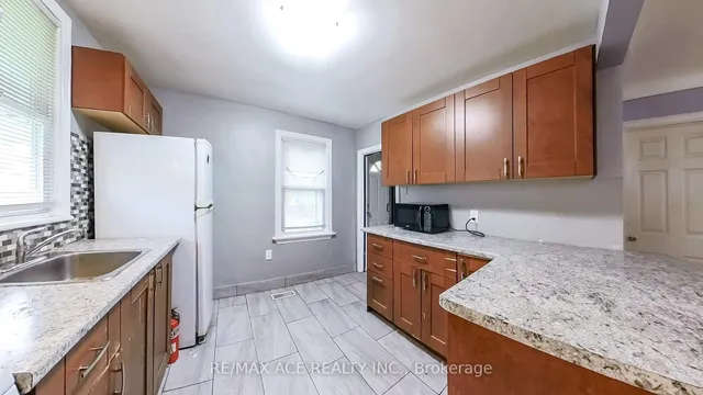 Additional image 12 of 114 Royal Ave