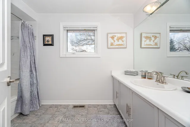 Additional image 33 of 72 Barr Cres