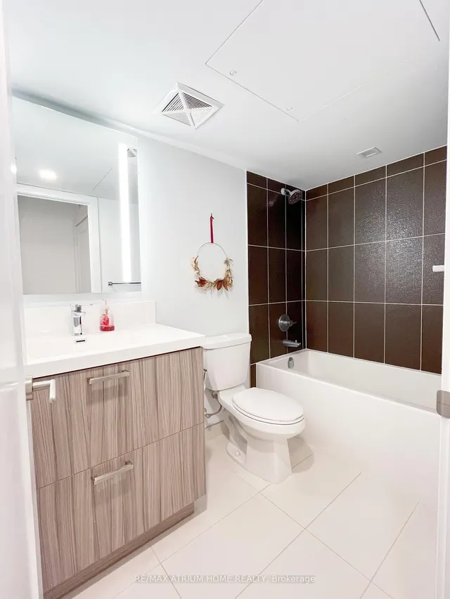 Additional image 17 of 50 Mccaul St Unit 816