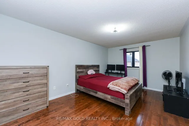 Additional image 26 of 17 Penguin Lane