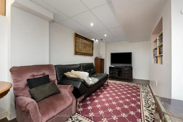 Additional image 32 of 593 Caverhill Cres