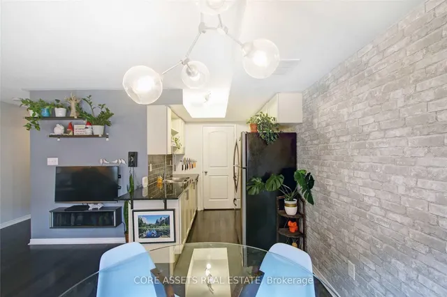 Additional image 8 of 819 Dundas St Unit 4