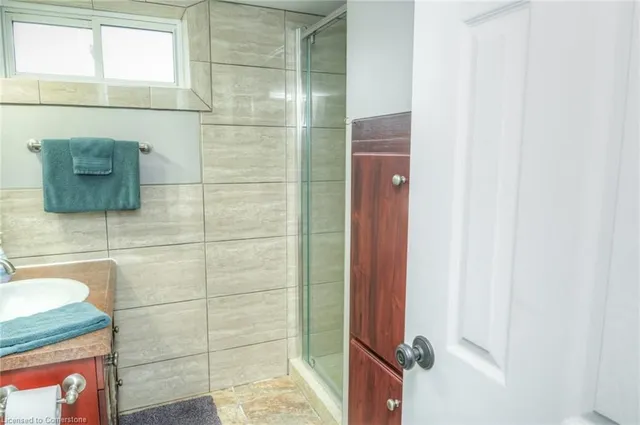 Additional image 32 of 46 2 Ave