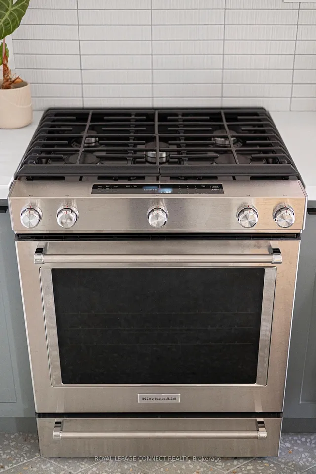 Additional image 40 of 379 Quebec Ave