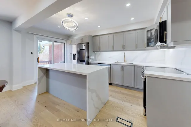 Additional image 3 of 572 Lumberton Cres