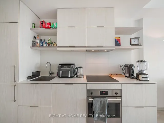 Additional image 13 of 197 Yonge St Unit 5607