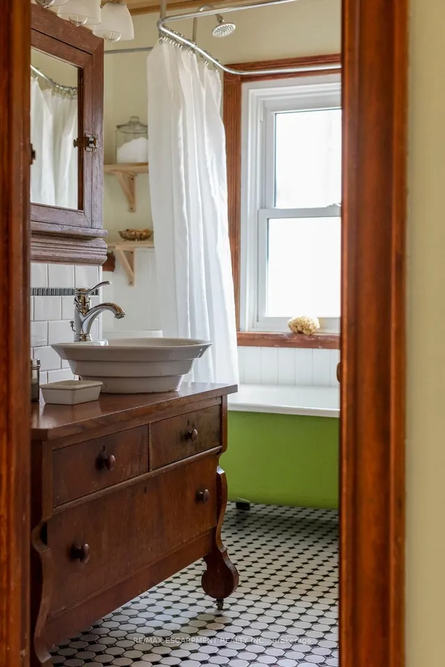 Additional image 31 of 24 Hyde Park Ave