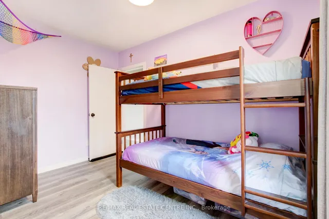 Additional image 23 of 182 Glennie Ave