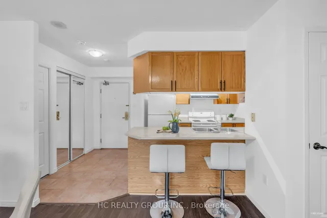 Additional image 7 of 889 Bay St Unit 1011