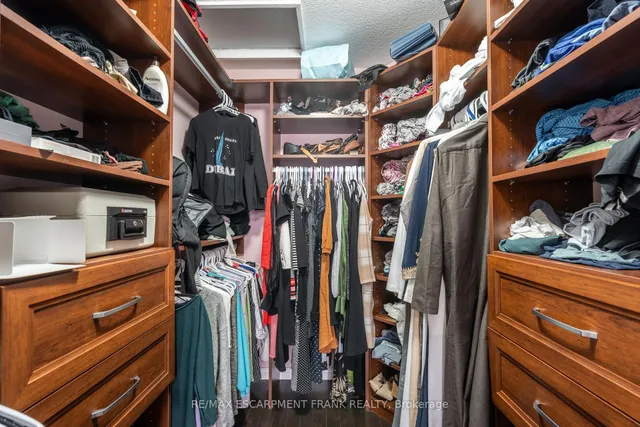 Additional image 29 of 36 Showcase Dr