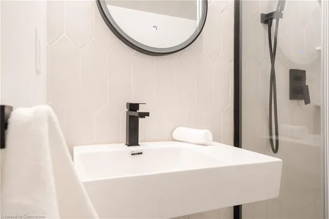 Additional image 33 of 105 Tragina Ave