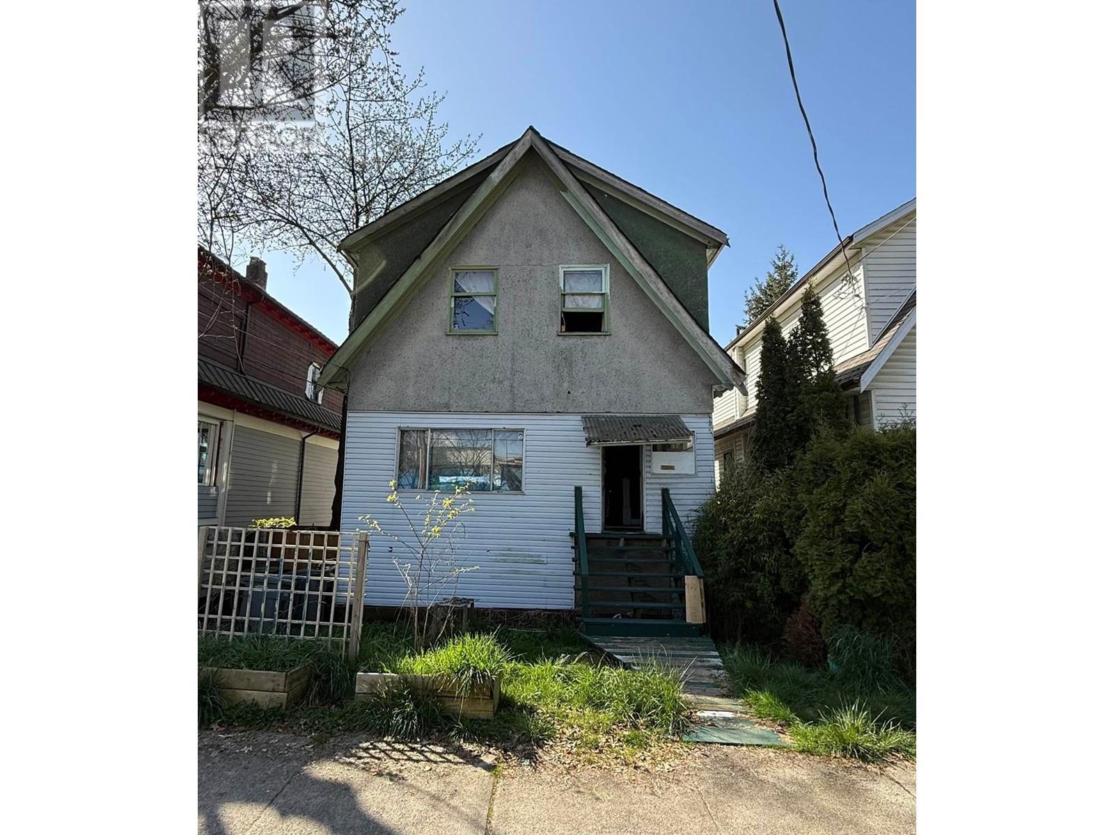 1017 MCLEAN DRIVE|Vancouver, British Columbia V5L3N2