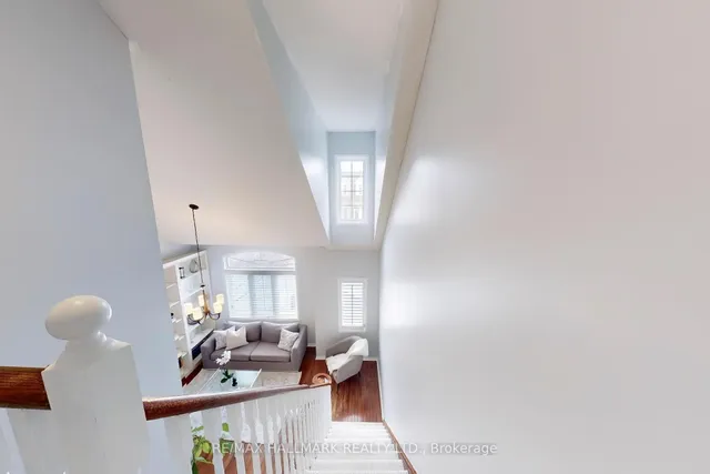 Additional image 25 of 99 Crossovers St