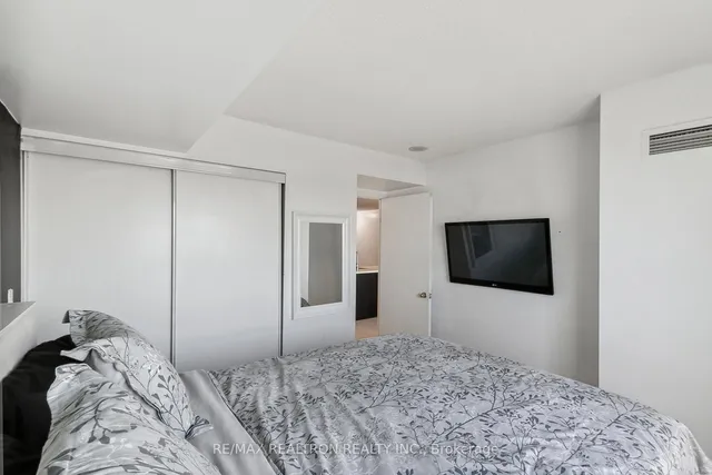 Additional image 16 of 36 Lee Centre Dr Unit 915