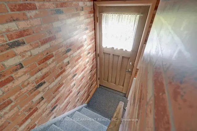 Additional image 28 of 327 Strathcona Dr