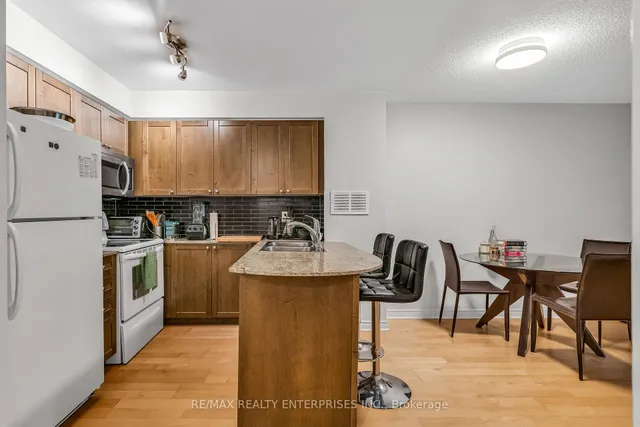 Additional image 5 of 763 Bay St Unit 404