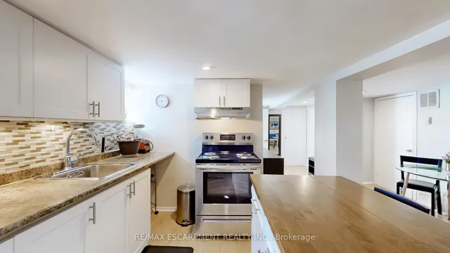 Additional image 27 of 527 Victoria Park Ave