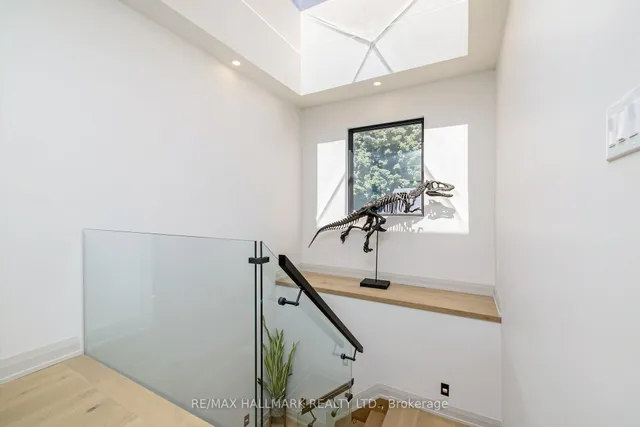 Additional image 24 of 68 Harewood Ave