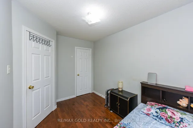 Additional image 21 of 17 Penguin Lane