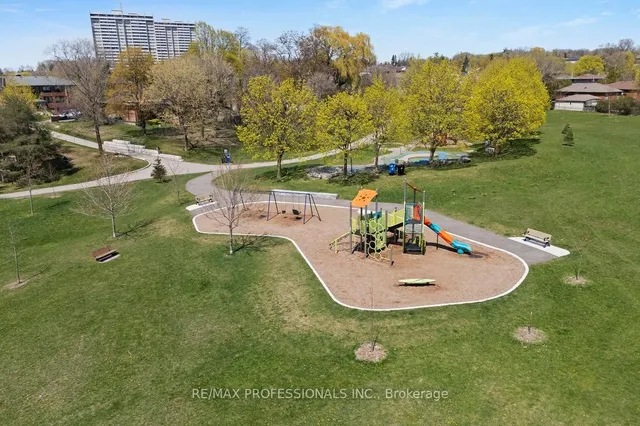 Additional image 42 of 33 Heathrow Dr