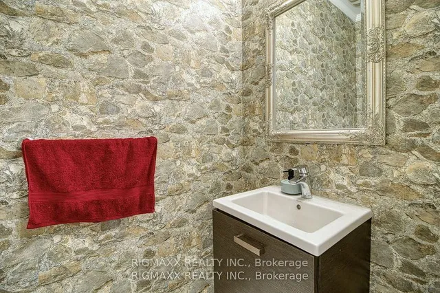 Additional image 33 of 22 Iguana Tr