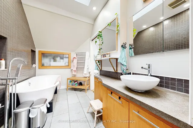 Additional image 31 of 1058 College St