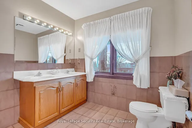 Additional image 28 of 27 Mulholland Ave