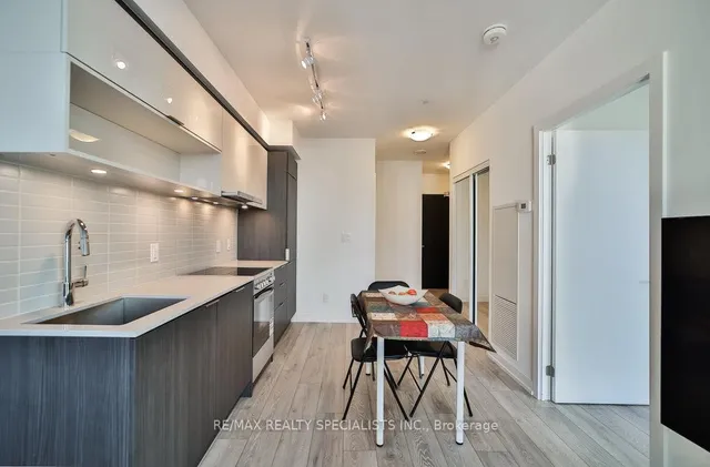 Additional image 6 of 159 WELLESLEY St Unit 404