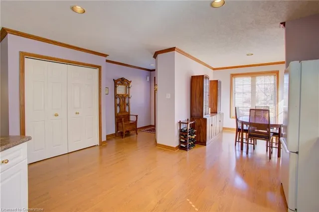 Additional image 8 of 868 Fairway Cres