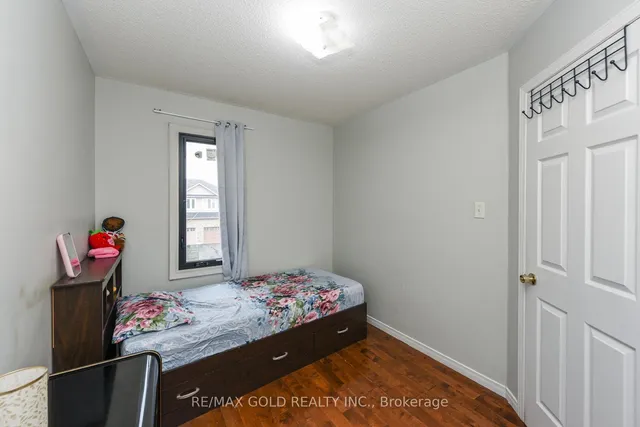 Additional image 20 of 17 Penguin Lane