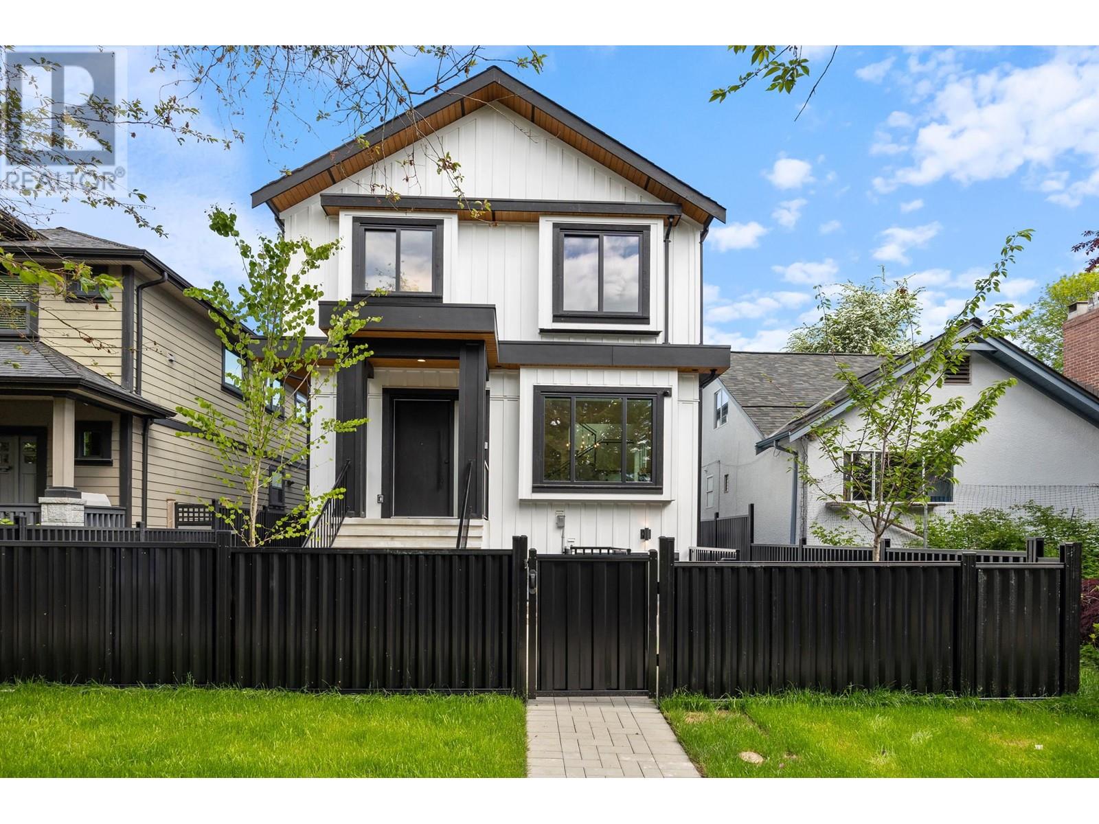 1 & 2 2183 CHARLES STREET|Vancouver, British Columbia V5L2V2