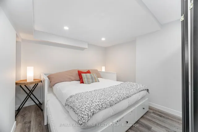 Additional image 41 of 1046 Holdsworth Cres