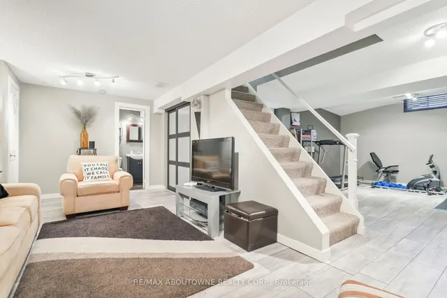 Additional image 23 of 1125 GRANDEUR Cres