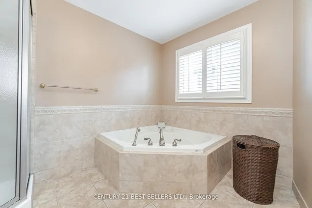 Additional image 31 of 657 Savoy Cres
