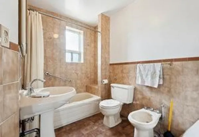 Additional image 32 of 38 Fernbank Ave