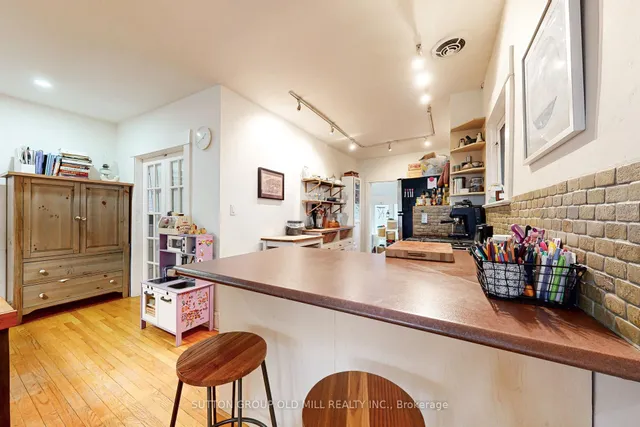 Additional image 16 of 1058 College St