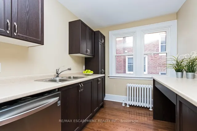 Additional image 8 of 362 John St Unit 4