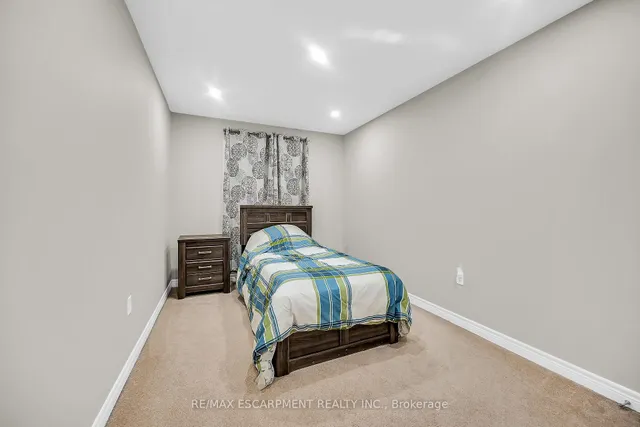 Additional image 32 of 8 Charleswood Cres