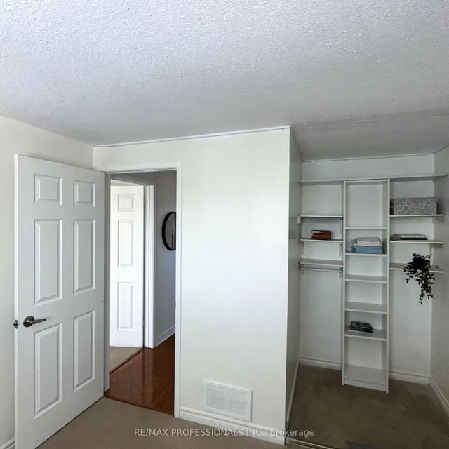 Additional image 16 of 2416 Malcolm Cres